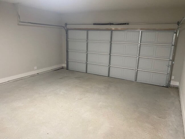 Building Photo - 4/2.5/2 - GREAT LOCATION near downtown and...