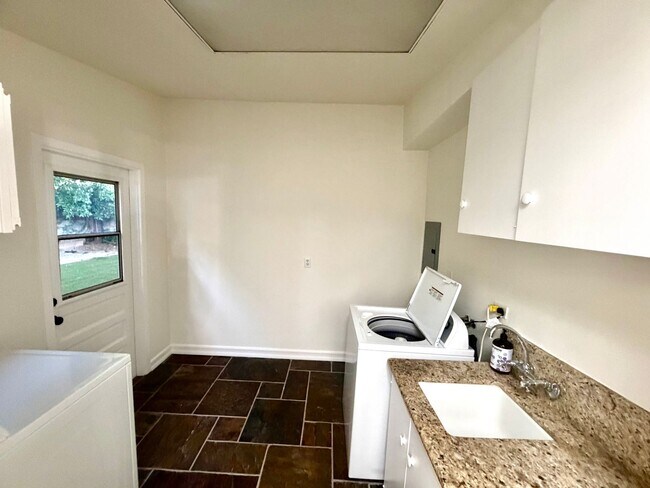 Building Photo - 4 Bedroom Beautiful Tustin Cul-De-Sac Home