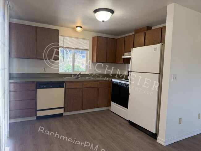 Building Photo - 912 SE Hailey Ave
