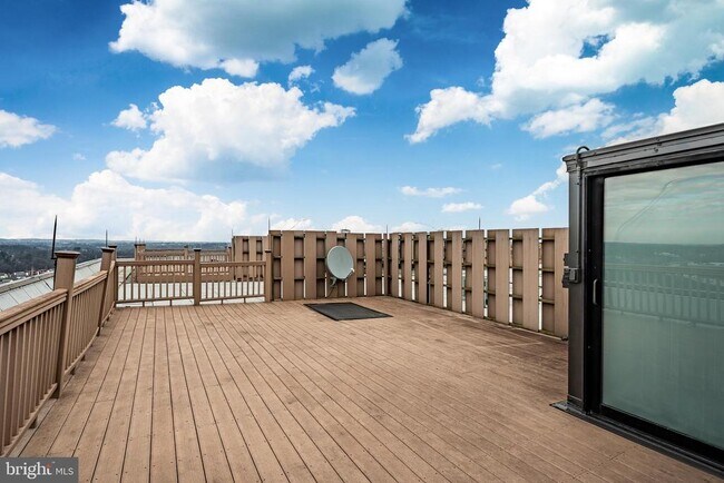 Building Photo - 21510 Valley Forge Cir