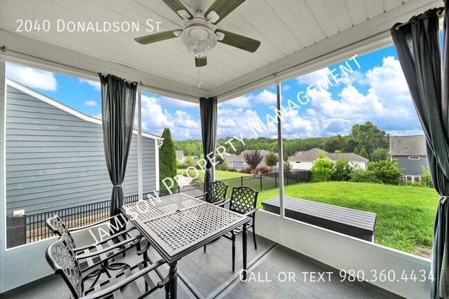 Building Photo - 2040 Donaldson St