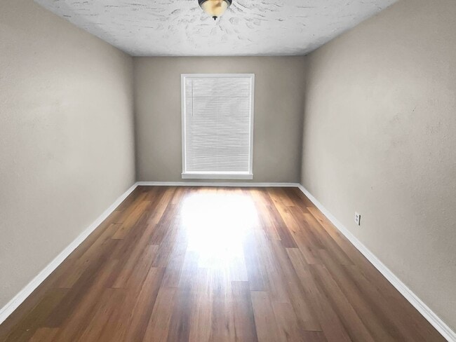 Building Photo - Ridglea West Home with Hardwood Floors & F...