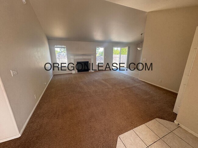 Building Photo - West Eugene 3 bedroom 2 bath home