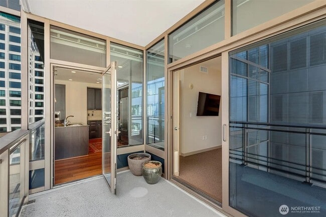 Building Photo - 1000 1st Ave