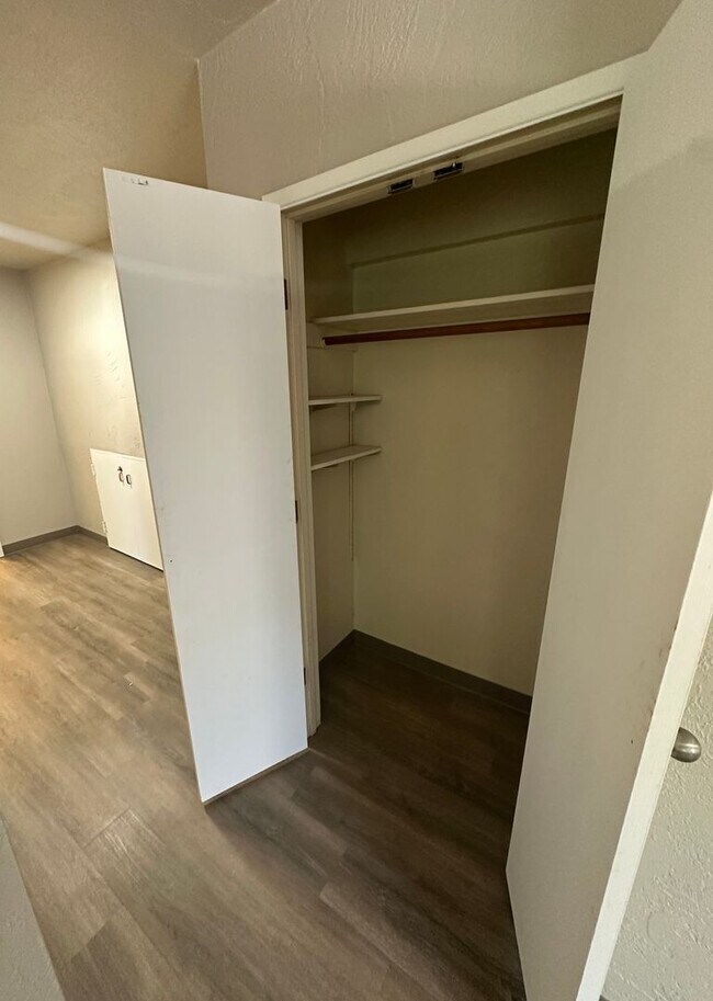 Building Photo - (949) Harrison Street Plex - 2 Bedroom / 1 Bathroom - Updated