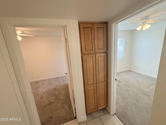 Building Photo - 1538 E Palmdale Dr