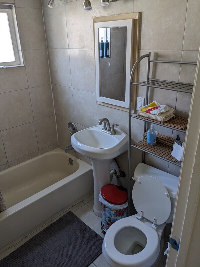 Building Photo - Beachy, Upgraded 1 Bed / 1 Bath – Just 49 ...