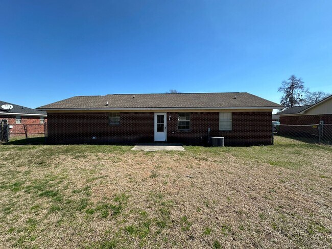 Building Photo - Charming all-brick home located in Hinesville
