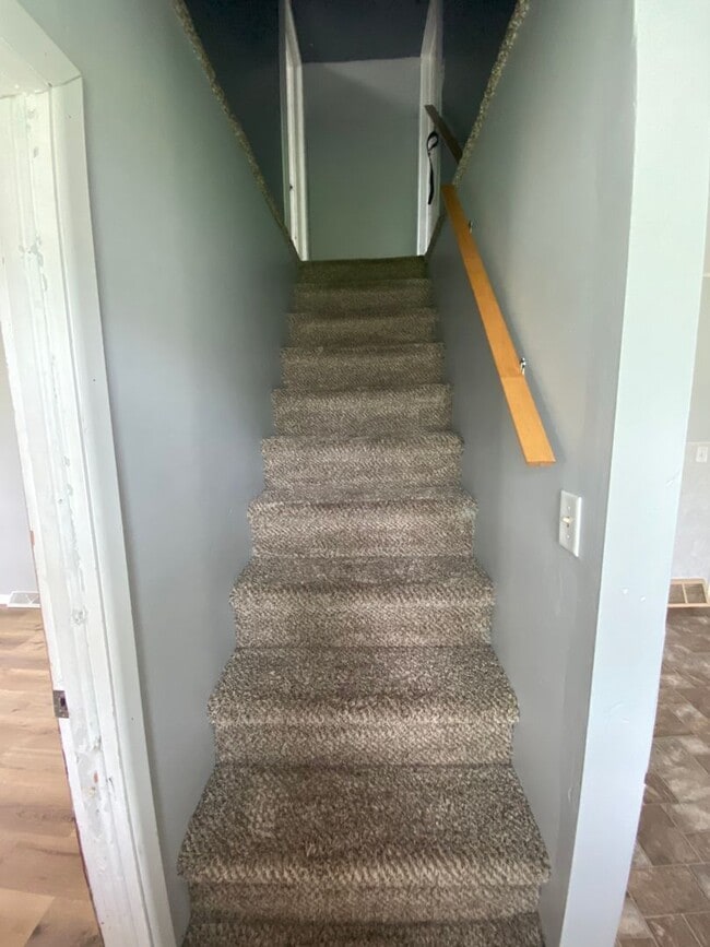 Building Photo - 3 Bed 1 Bath with Double Stall Garage