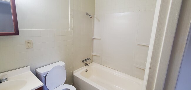 Building Photo - 823 Engineer St