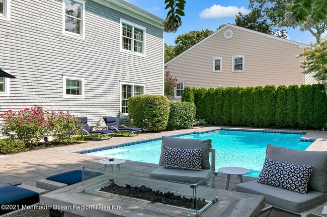 Building Photo - 2211 3rd Ave