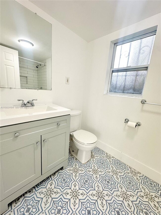 Building Photo - 553 NE 65th St