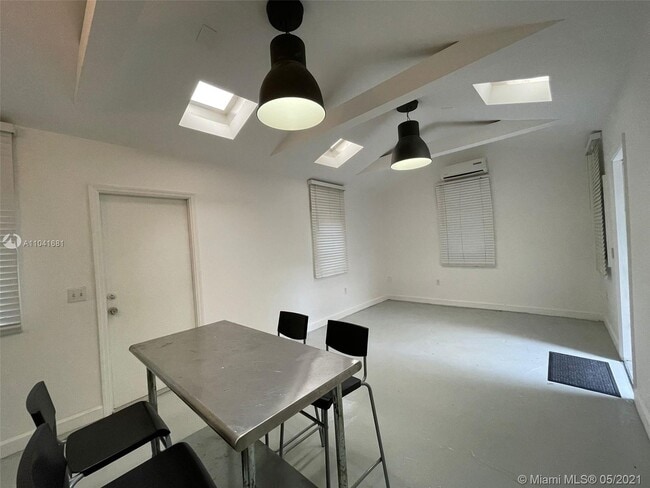 Building Photo - 118 NW 24th St