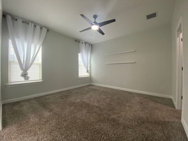 Building Photo - East El Paso 4 bed 2 bath Refrig A/C with gorgeous landscaping!