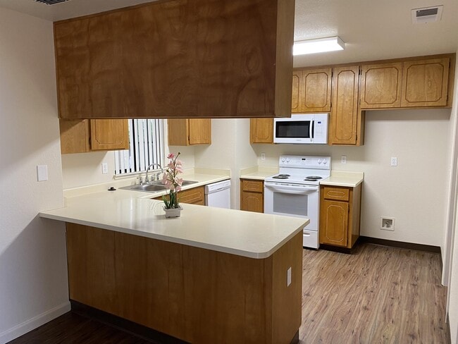 Building Photo - 3518 Shawnee Dr