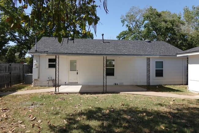 Building Photo - Charming 3 Bedroom / 2 Bath Home