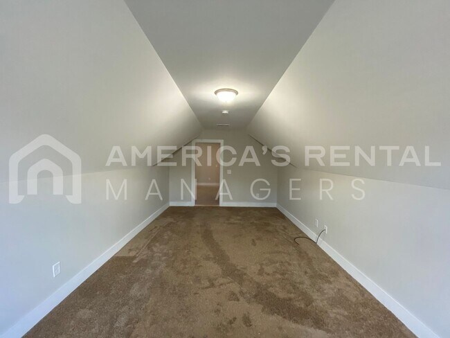 Building Photo - Large Townhome for Rent in Gardendale... Available to View Now!