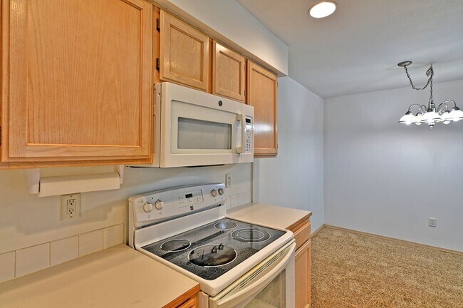 Building Photo - Charming 2-Bedroom Ground-Level Home in Qu...