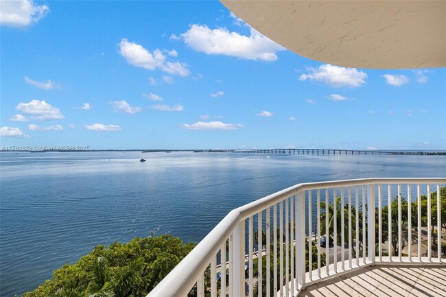 Building Photo - 1420 Brickell Bay Dr