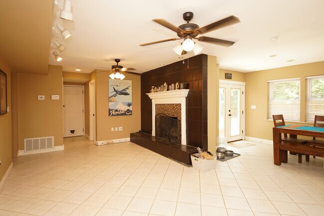 Building Photo - 574 L'Ombre Cir NE