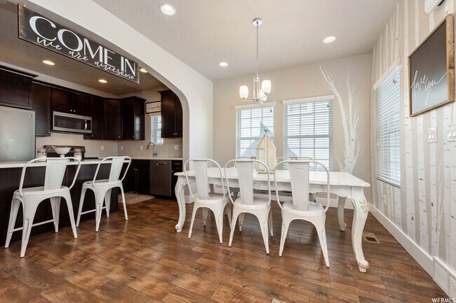 Building Photo - Great Daybreak Home Available March 1!