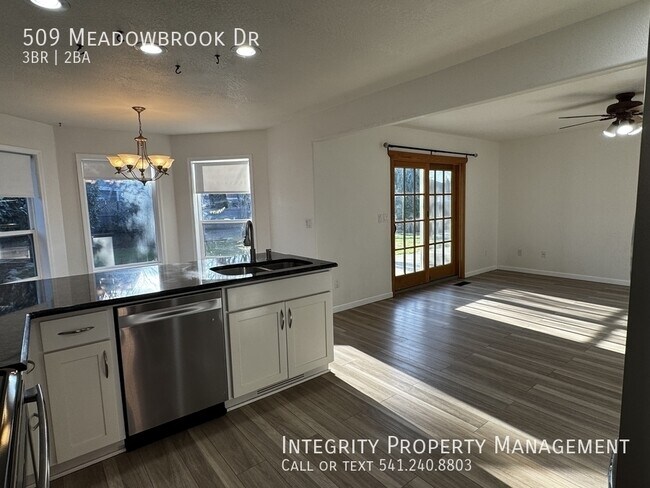 Building Photo - 509 Meadowbrook Dr