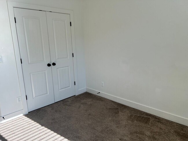 Building Photo - Dog Friendly 4 Bedroom Townhome. $200 First Full Month's Rent!