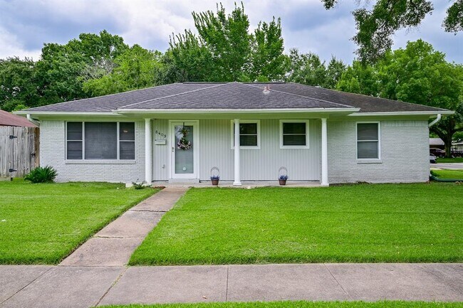 Building Photo - 8409 Bob White Dr