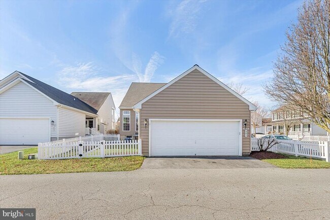 Building Photo - 301 Adelaide Dr