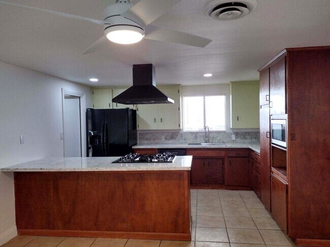 Building Photo - Large family home in Panorama area, near B...