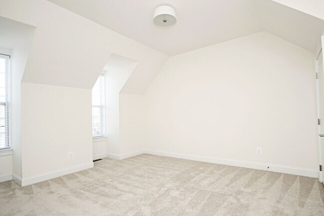 Building Photo - Light-Filled, Dog-Friendly Old Trail Townhome
