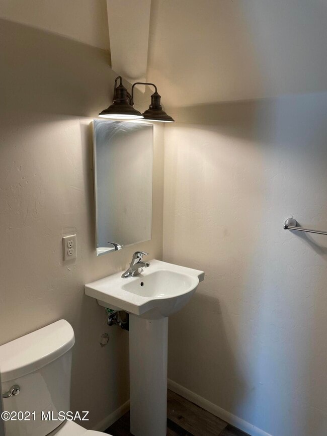 Building Photo - 2545 E Spring St