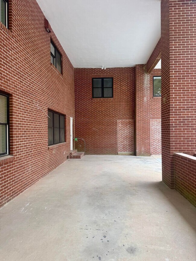 Building Photo - 2113 W Madison Ave