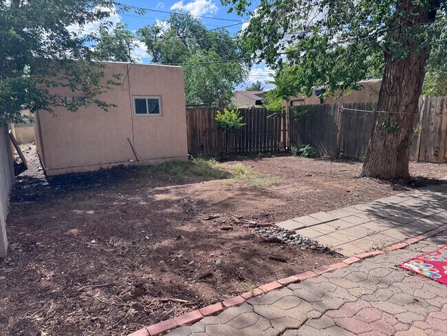 Building Photo - 2 Bedroom, 1 Bathroom Home near Nob Hill/UNM/UNMH