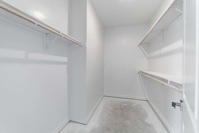 Building Photo - 220 Green Meadows Cir