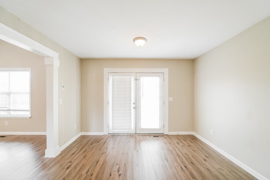 Building Photo - 1027 E Bay Springs Dr