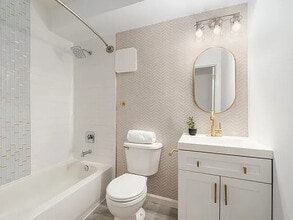 Building Photo - 6 Renaissance Ct