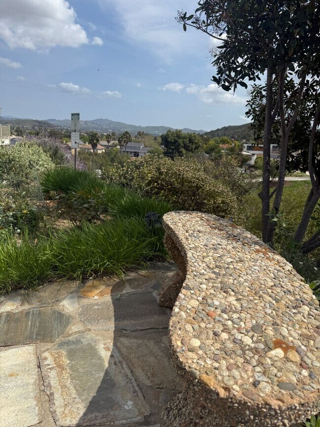 Building Photo - Spacious 4-bedroom, 3-bathroom home in Newbury Park near Thousand Oaks