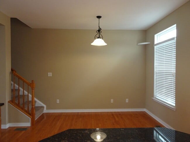Building Photo - 4 Bedroom 3.5 Bath 3 Story Townhome for Re...
