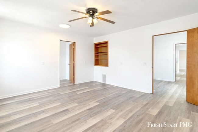 Building Photo - Convenient & Comfortable Living in Downtow...