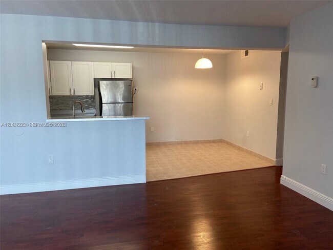Building Photo - 450 Palm Cir