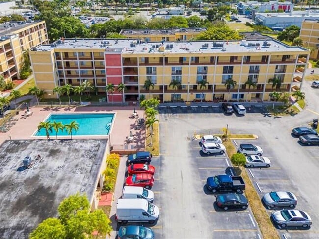 Building Photo - 9240 Fontainebleau Blvd