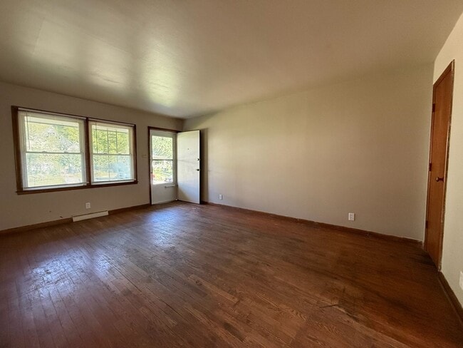 Building Photo - Centrally located 2 bed 1 bath duplex