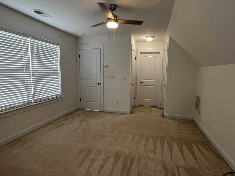 Building Photo - 527 Dubois Court