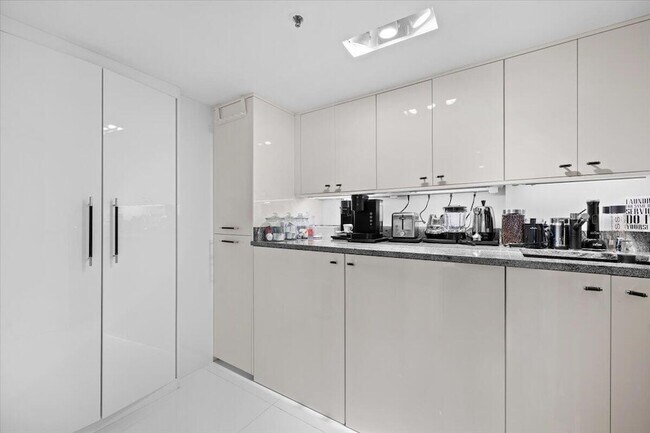 Building Photo - 5280 N Ocean Dr
