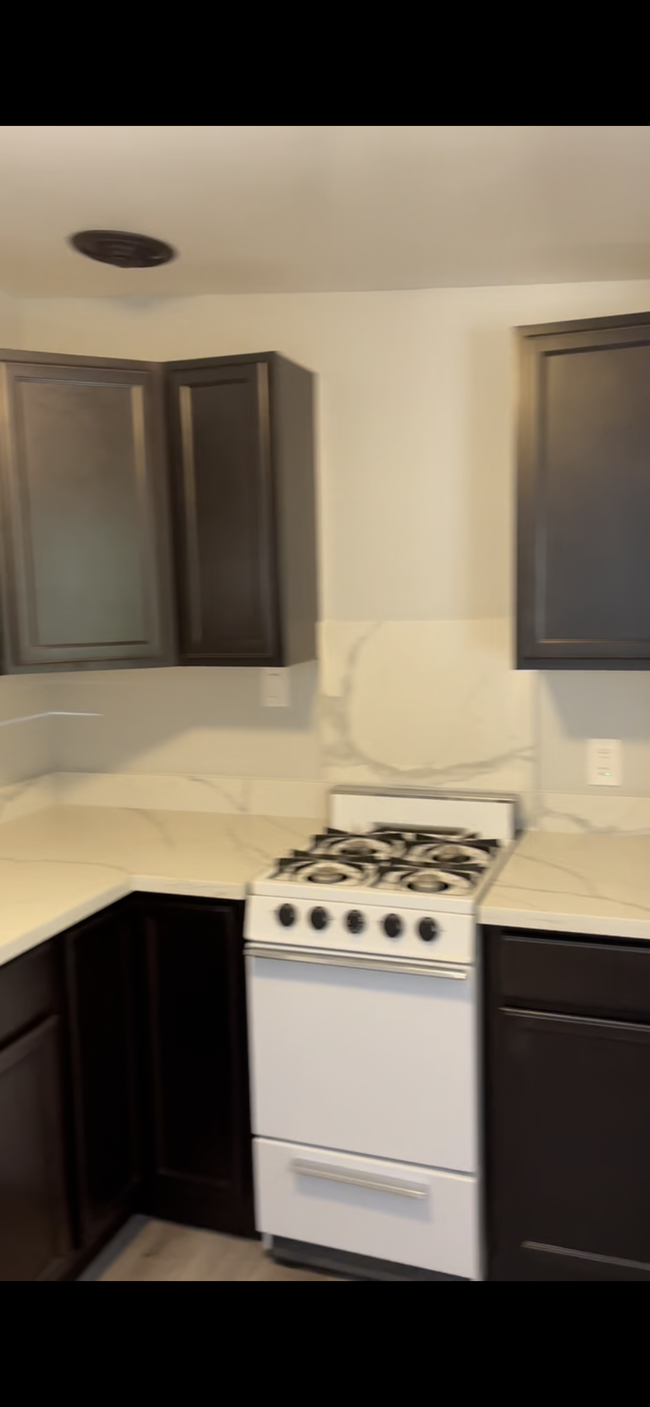 Clean kitchen with a good amount of cabinet space - 920 Sonoma Ave