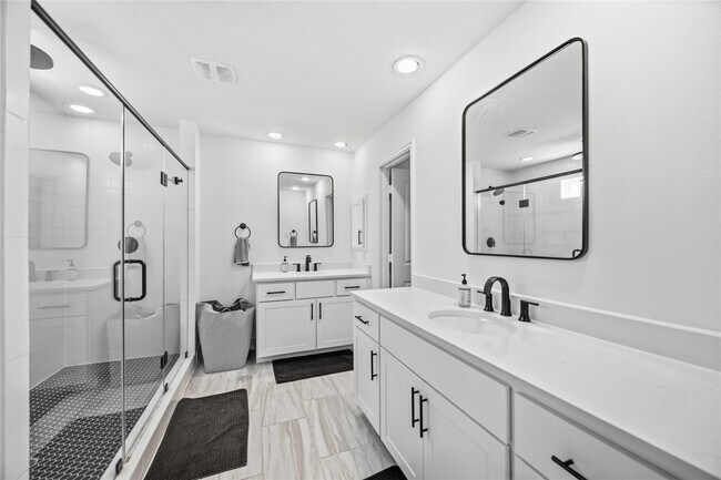 Building Photo - 723 W 16th St