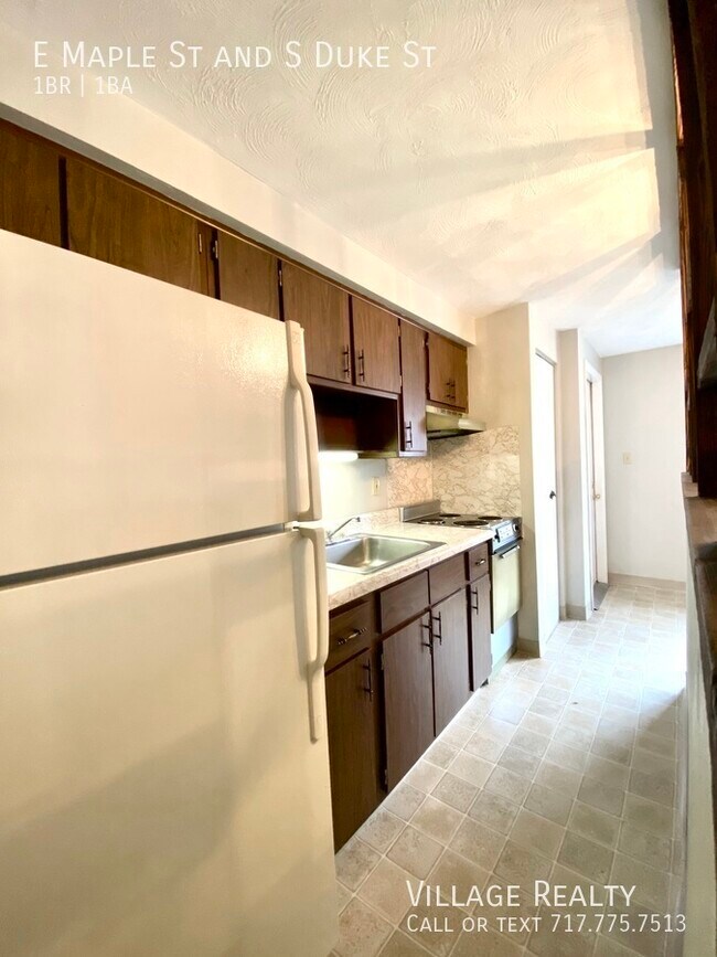 Building Photo - 461 E Maple St