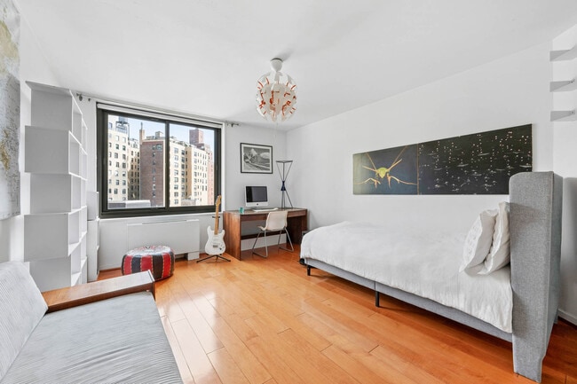Building Photo - 40 E 94th St