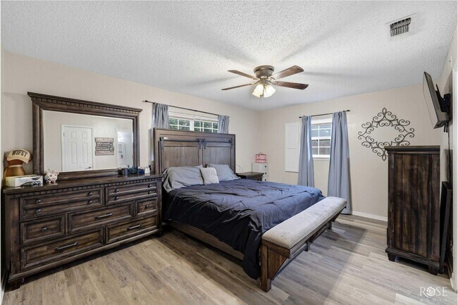 Building Photo - Charming 4 bedroom/2 Bath Home COMING SOON!